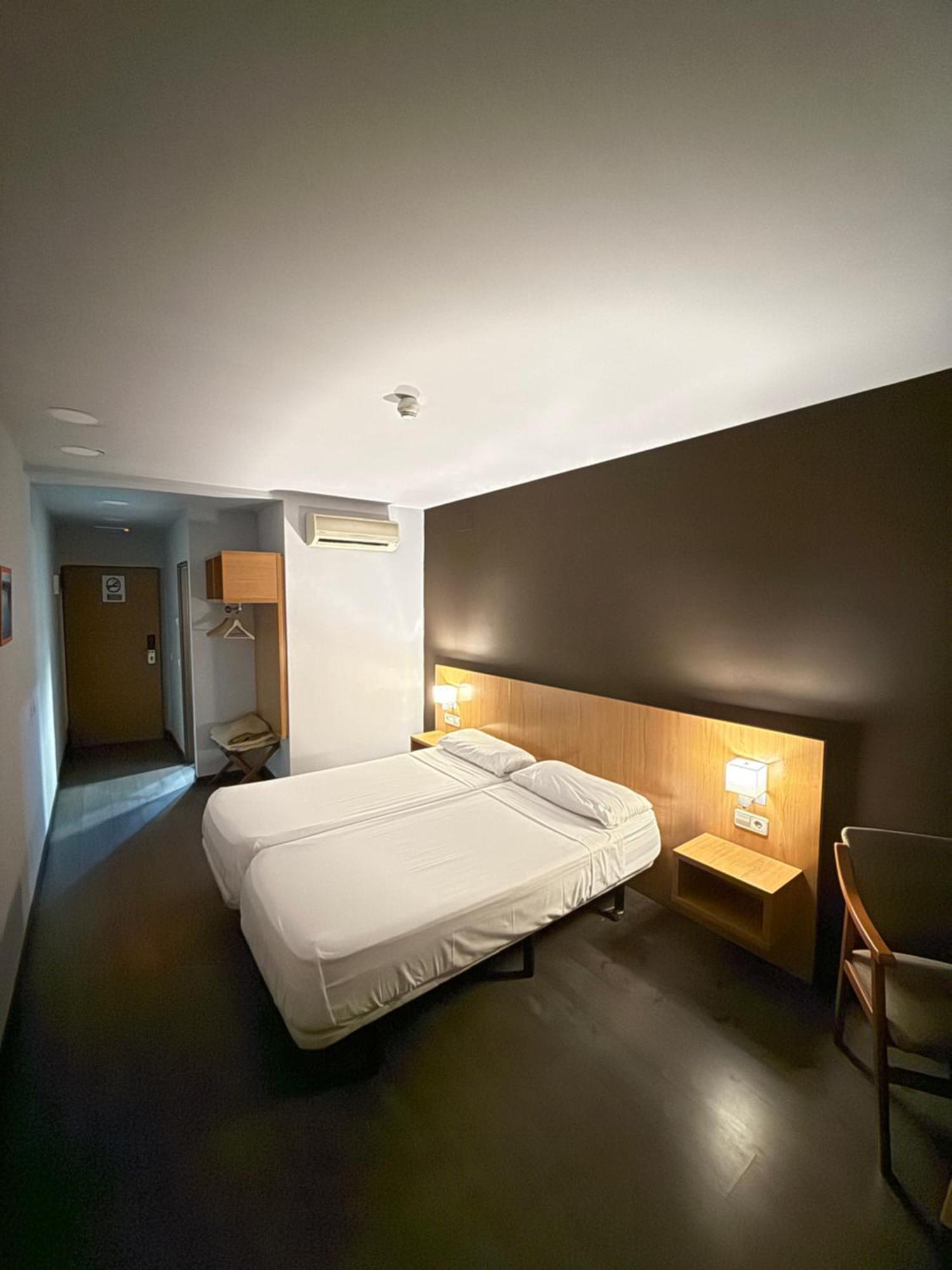 Hostal Mediterranea Madrid Exterior photo